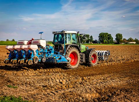 Trecker mit Pflug 04