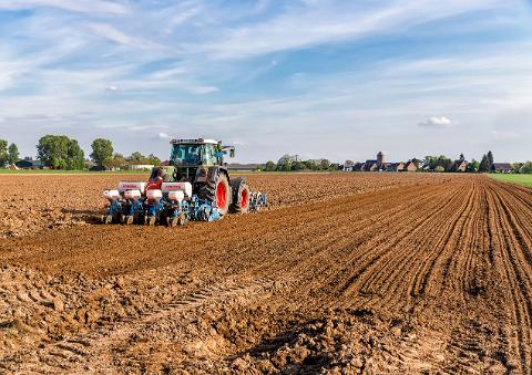 Trecker mit Pflug 05