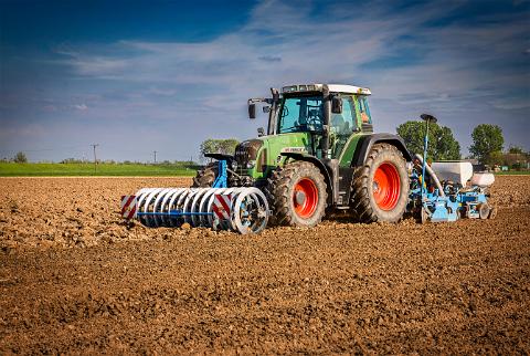 Trecker mit Saatgutwagen