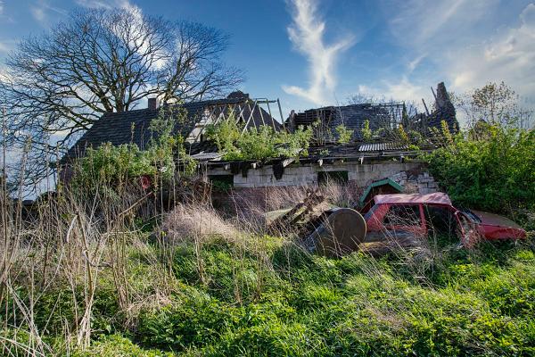 Verfallener Bauerhhof Feldseite 07