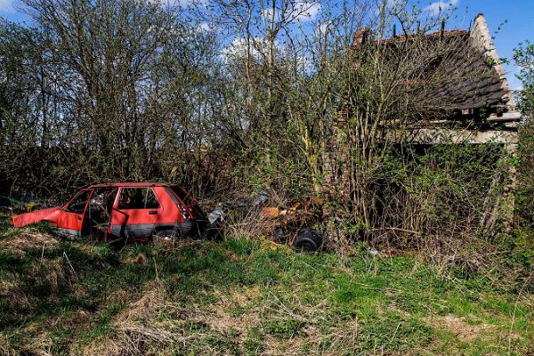 Verfallener Bauerhof  das rote Auto 20