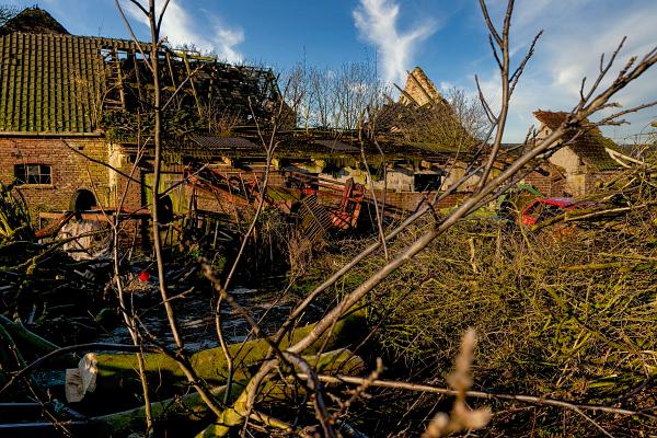 Verfallener Bauerhof Rückseite im Morgenlicht