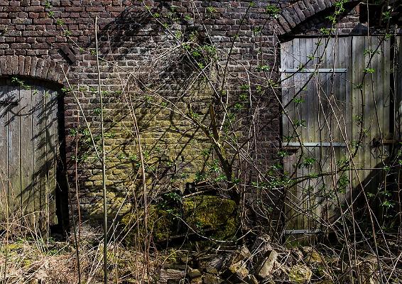 Verfallener Bauerhof Tore 13