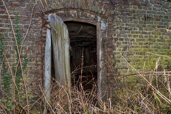 Verfallener Bauerhof tor zum Stall 14