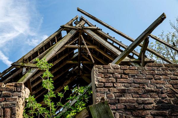 Verfallener Bauernhof Giebelrest 22