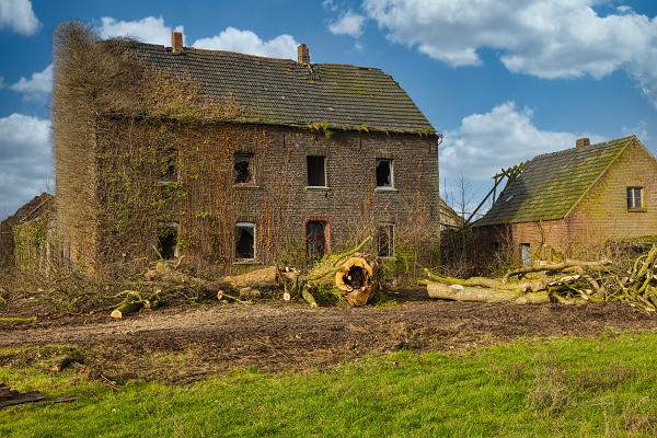 Verfallerner Baunhof Hauptgebaüde 02