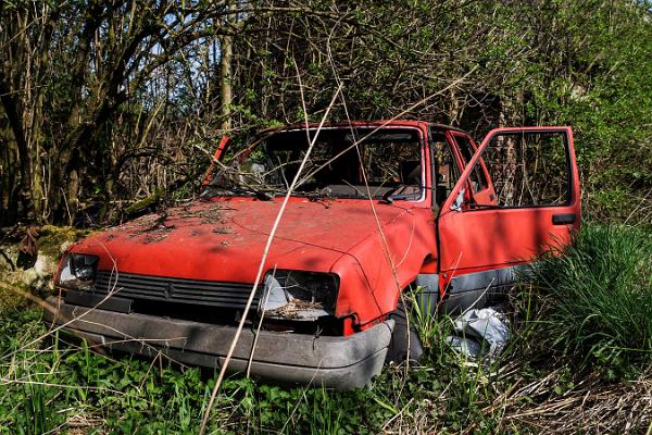 Verfallner Bauerhof ein Auto 18
